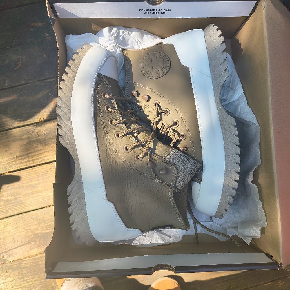 Women's size 10 Converse leather sneakers